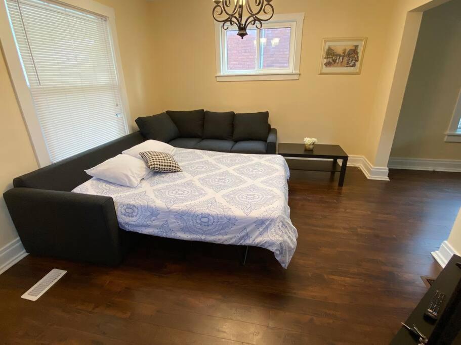 Falls Family House 5 Min Walk To Casino Falls Attractions!!