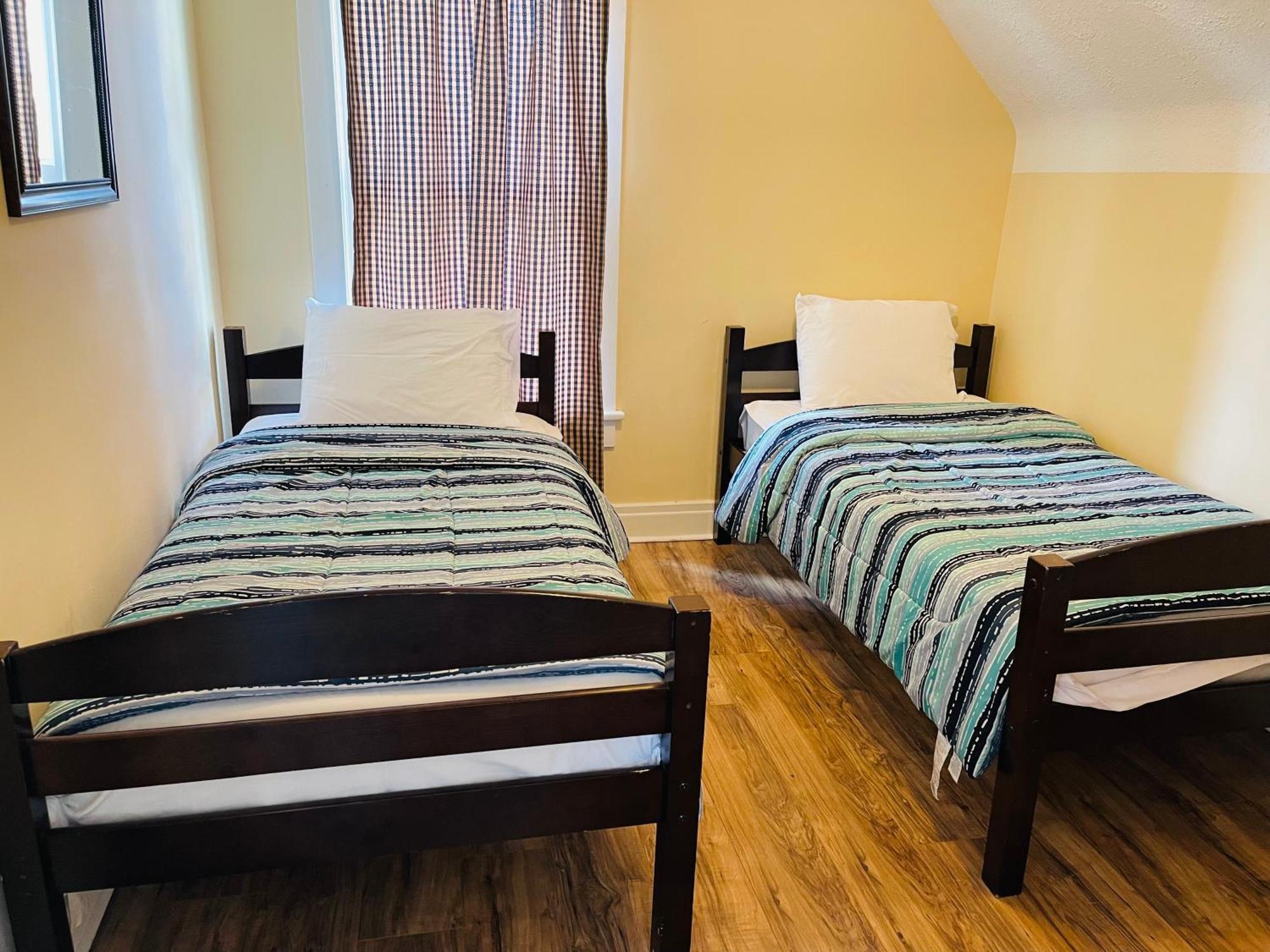 Falls Family House 5 Min Walk To Casino Falls Attractions!! Holiday home Niagara Falls