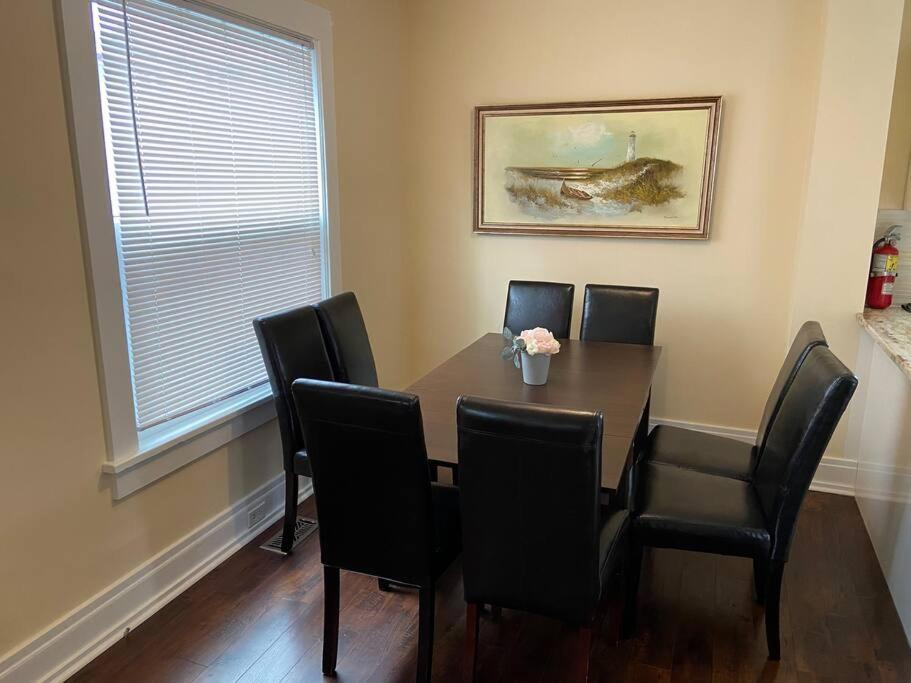 Falls Family House 5 Min Walk To Casino Falls Attractions!! Holiday home Niagara Falls