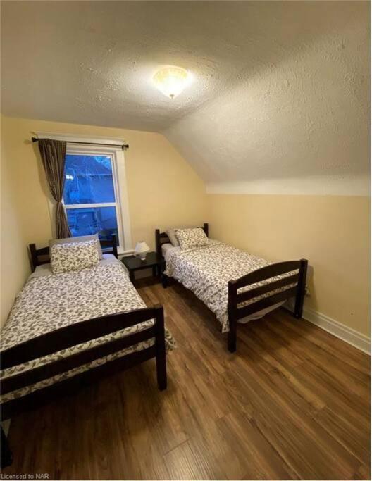 Falls Family House 5 Min Walk To Casino Falls Attractions!! Niagara Falls