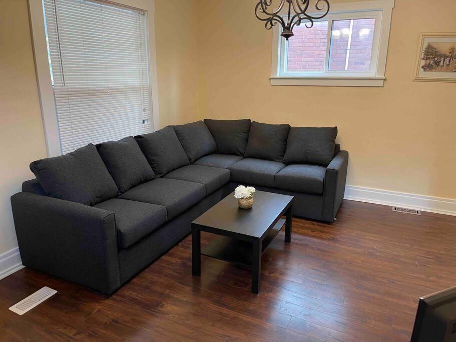 Falls Family House 5 Min Walk To Casino Falls Attractions!! Holiday home Niagara Falls